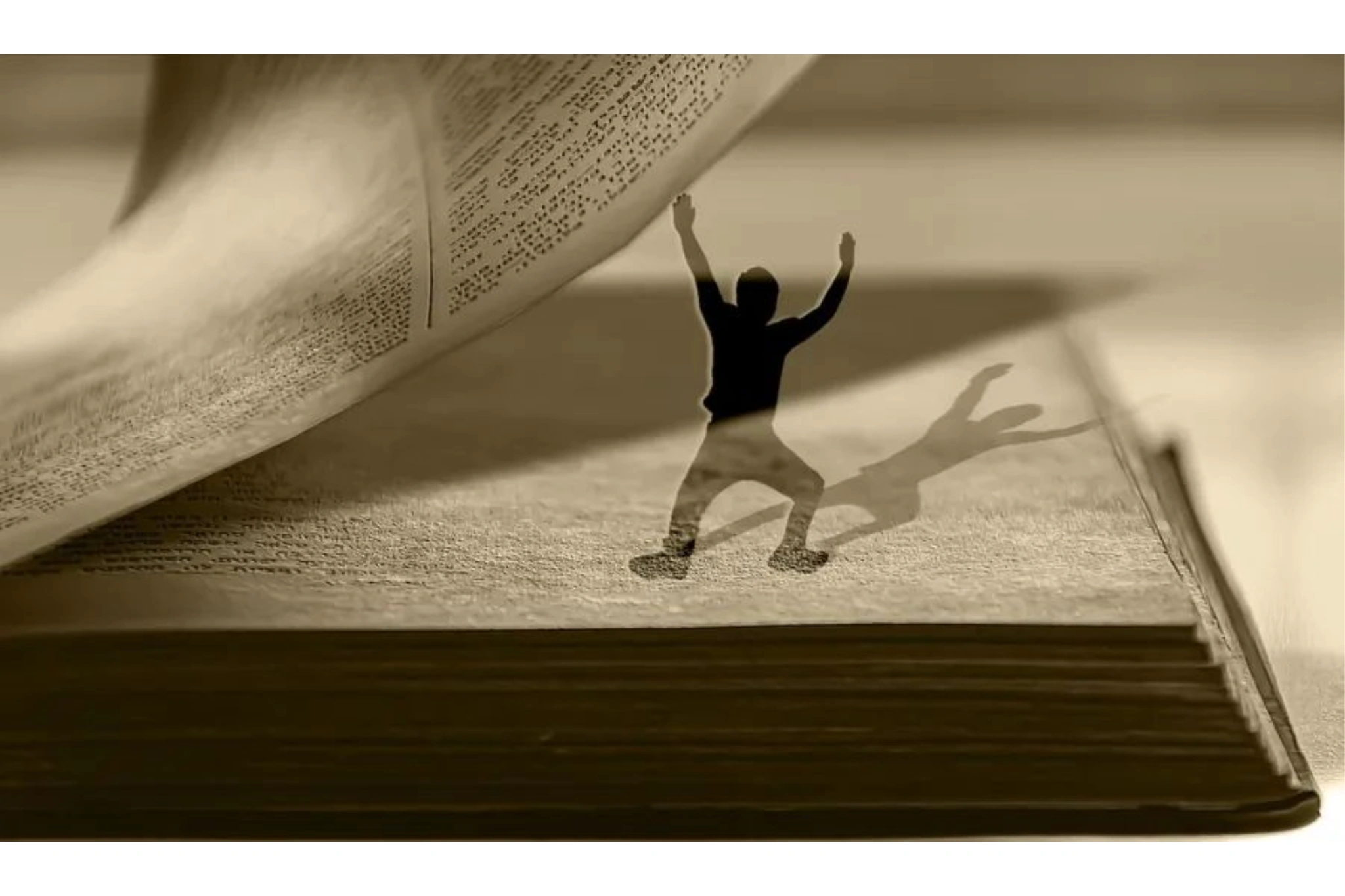 Figura di carta che emerge dalle pagine di un libro